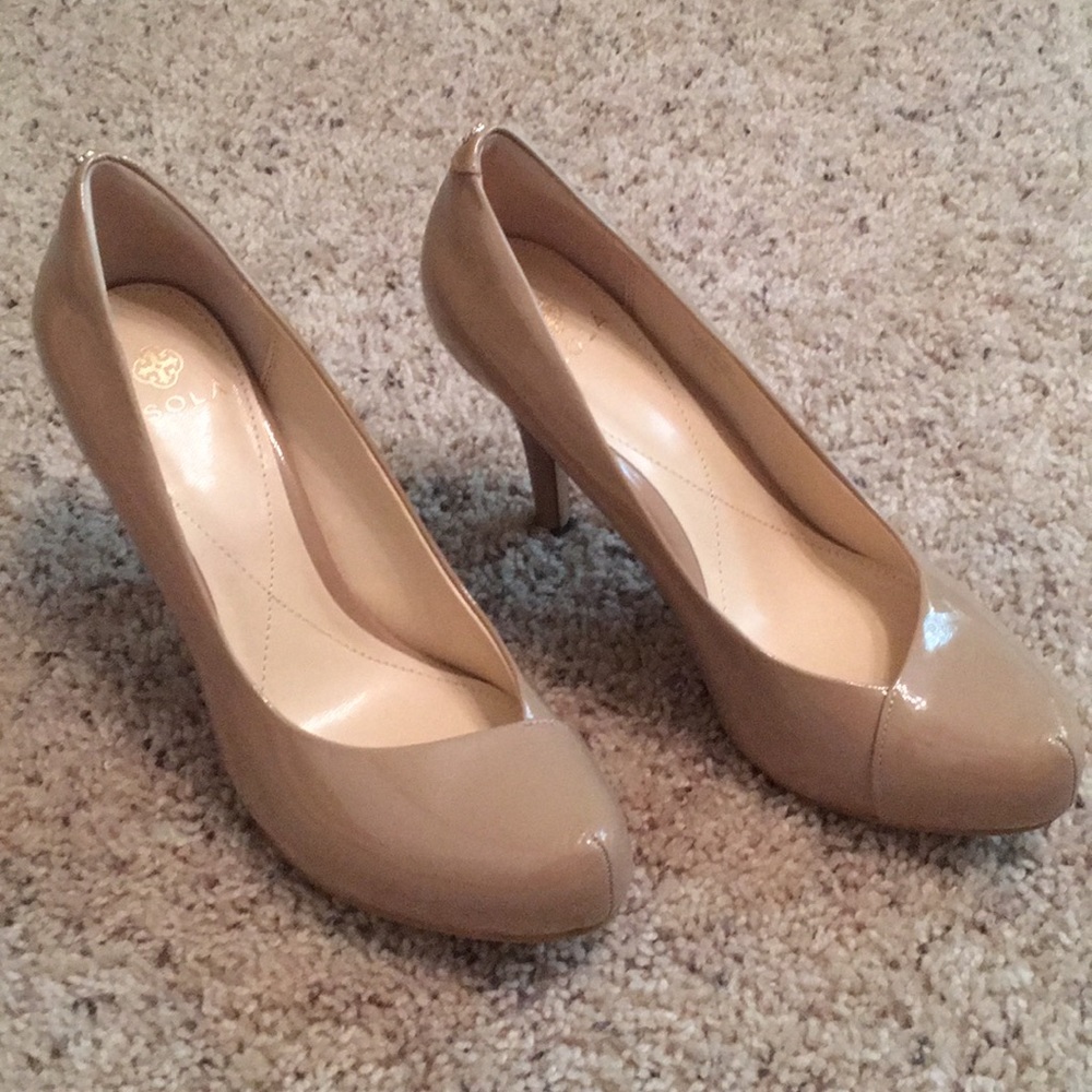 Nude patent leather Isola heels NWOT